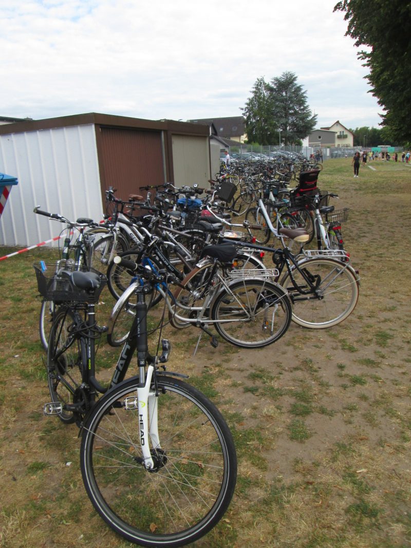 Auf dem Sportgelände stehen unzählige Fahrräder der Besucher des Mainpokals 2019.