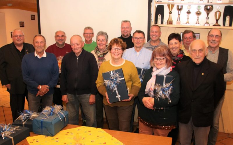 Geehrte Mitglieder aus den Jahren 2020-2022. Die Personen auf dem Foto sind von links nach rechts: Dieter Jahn, Erich Eiles, Frank Heinzmann, Theo Knecht, Holger Drinhaus, Petra Weis, Sigrid Kiehl-Walter, Patrick Gray, Thomas Gröger, Jörg Schneider, Lydia Wiegand, Ilse Steil, Michael Seifert, Siegfried Gast, Harald Seibert