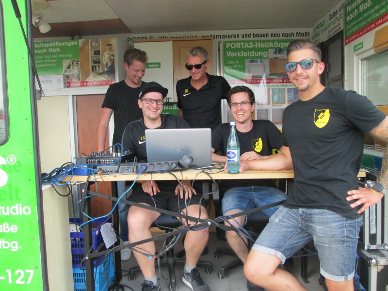 5 Männer in schwarzen Shirts mit TSG Wappen am Tisch der Turnierleitung.