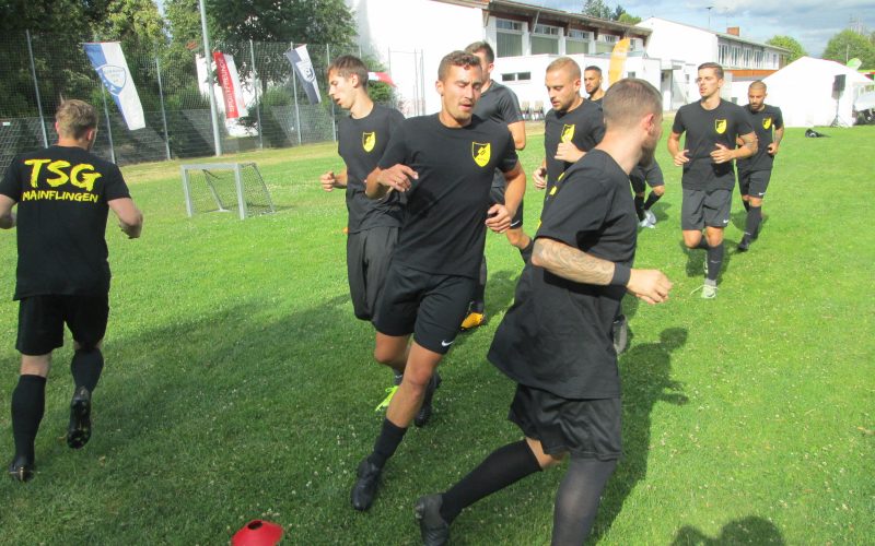 10 Feldspieler der TSG Mainflingen in schwarzen Shirts beim Aufwärmen für ein Spiel beim Mainpokal 2019