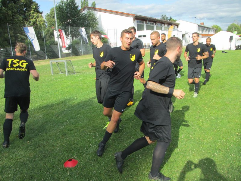 10 Feldspieler der TSG Mainflingen in schwarzen Shirts beim Aufwärmen für ein Spiel beim Mainpokal 2019
