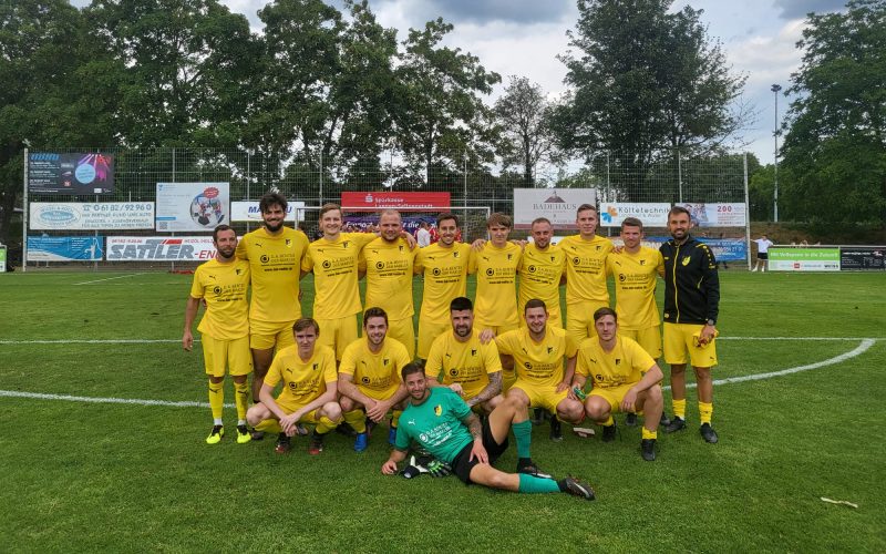 Teamfoto der ersten Fußballmannschaft nach erreichen des dritten Platz beim Mainpokal 2023