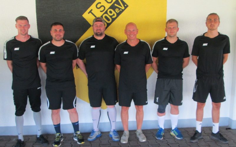 Fußball-Neuzugänge zur Saison 2019/2020: Valentin Winter, Kai Metzger, Thomas Höfling und Andy Wehner zusammen mit Trainer Marco Schwarzkopf und seinem Co Daniel Strack.