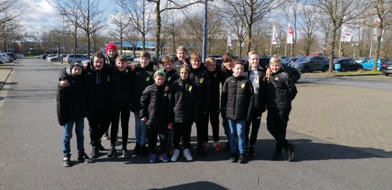 Gruppenfoto Mainflinger D1-Jugend auf Parkplatz der Veltinsarena auf Schalke vor dem Spiel gegen die TSG Hoffenheim.