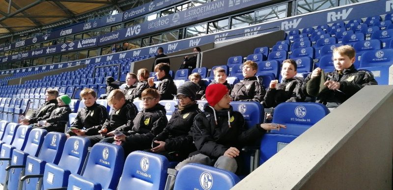 D1-Jugend auf ihren Sitzen in der Veltinsarena auf Schalke.