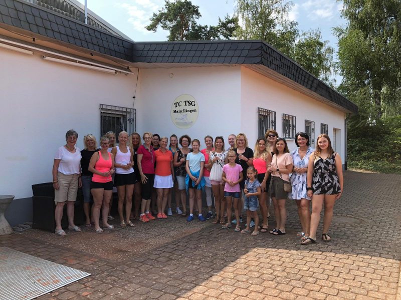 Gruppenbild mit 23 Frauen und Mädchen vor der Tennishalle beim Frauen-Brunch 2019.