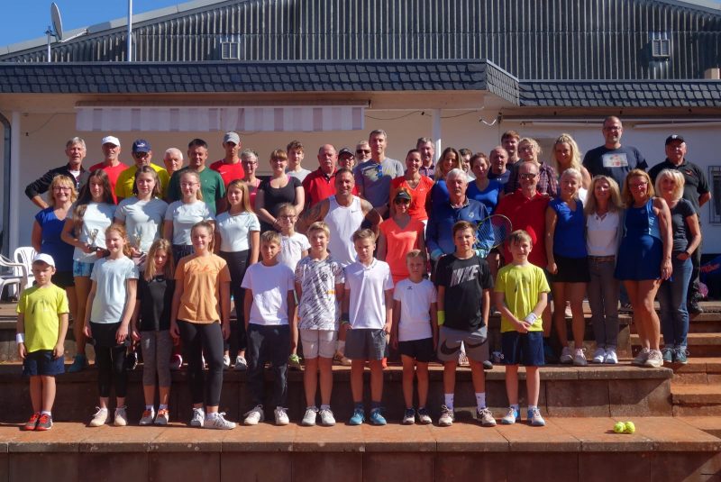 Großes Gruppenfoto der Tennisabteilung auf den Treppen des Platzes vor der Tennishalle. Anlass: Saisonabschluss 2019