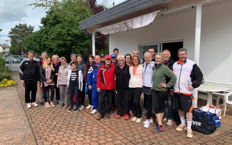 Gruppenfoto auf dem Tennisgeländer zur Saisoneröffnung 2019