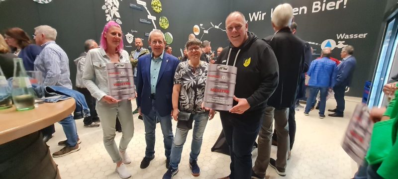 Evi Nuß und Dirk Breuhahn nehmen für die Fußballabteilung eine 100-Liter-Bierspende der Seligenstädter Glaabsbrauerei entgegen.