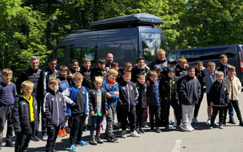 Gruppenfoto Fußball F1 und D-Jugend auf Parkplatz anlässlich der gemeinsamen Abschlussfahrt 2023/2024.