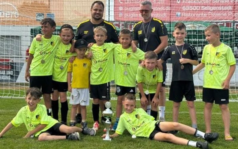 50. Fußball Mainpokal 2025: Teamfoto der TSG Mainflingen F-Jugend die im Jugendturnier den zweiten Platz belegten.