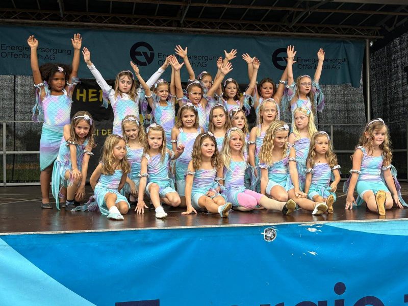 Gruppenfoto Mädchen-Tanzgruppe der TSG Mainflingen auf der Bühne der Moaflinger Kerb 2025