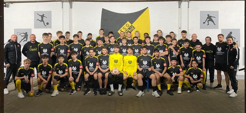 Gruppenfoto der A- und B-Jugend Fußball der TSG Mainflingen ausgestattet mit den neuen Trikots gesponsert von DVAG Vertretung Gerhard Gogel.