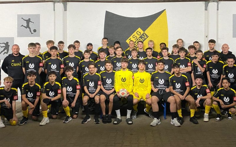 Gruppenfoto der A- und B-Jugend Fußball der TSG Mainflingen ausgestattet mit den neuen Trikots gesponsert von DVAG Vertretung Gerhard Gogel.