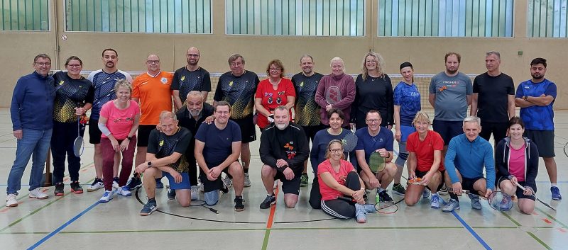 Gruppenbild der 24 Teilnehmer*innen des Badminton Schleifchenturniers vom 08.11.2025