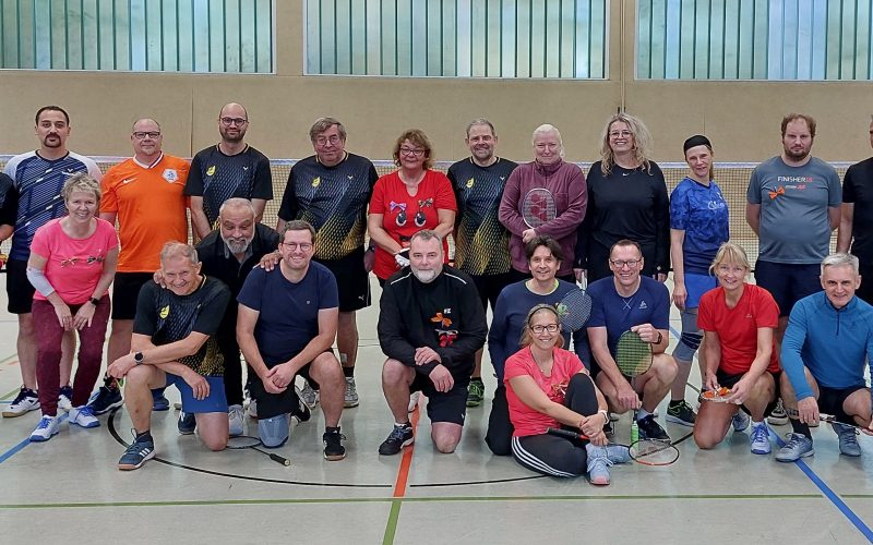 Gruppenbild der 24 Teilnehmer*innen des Badminton Schleifchenturniers vom 08.11.2025