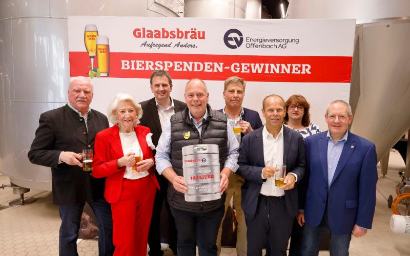 Gruppenfoto: Übergabe der 100 Liter Bierspende der Brauerei Glaab und der EVO an die TSG Mainflingen.