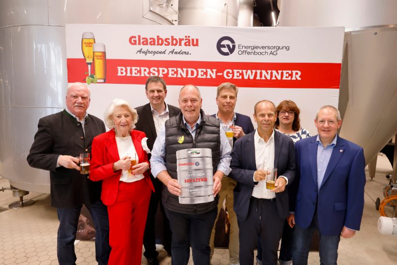 Gruppenfoto: Übergabe der 100 Liter Bierspende der Brauerei Glaab und der EVO an die TSG Mainflingen.
