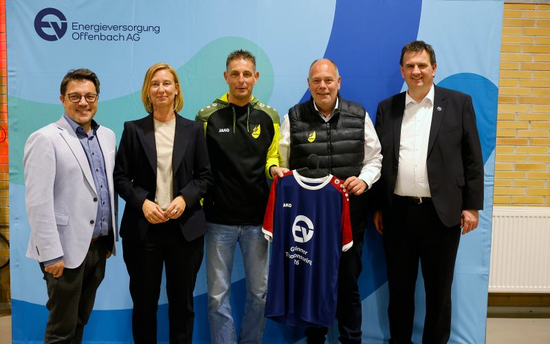Gutschein-Übergabe für einen neuen Trikotsatz durch Vertreter*innen der EVO Offenbach an die TSG Mainflingen