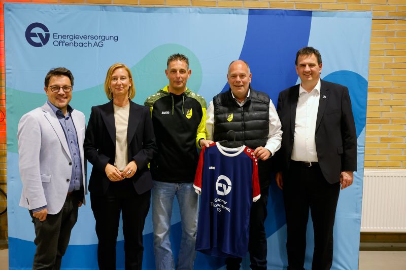 Gutschein-Übergabe für einen neuen Trikotsatz durch Vertreter*innen der EVO Offenbach an die TSG Mainflingen