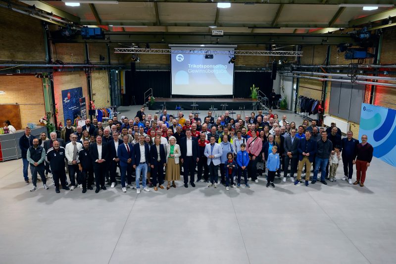Gruppenfoto aller Gewinner*innen des EVO Trikotsponsoring Gewinnspiels