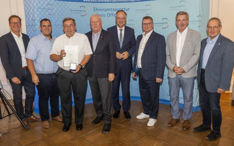 Gruppenfoto zur Verleihung der Sportplakette des Kreises Offenbach an Michael Seifert