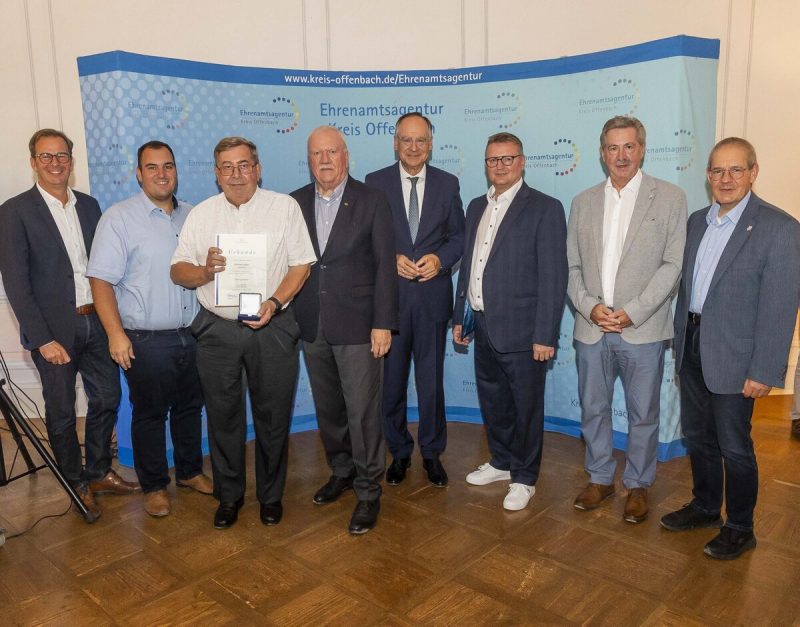 Gruppenfoto zur Verleihung der Sportplakette des Kreises Offenbach an Michael Seifert