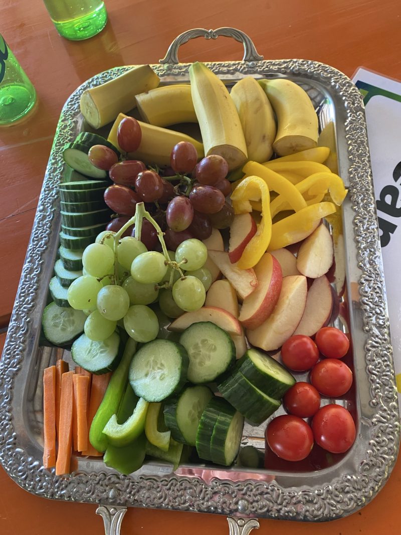 Ein Platte mit Obst und Gemüse