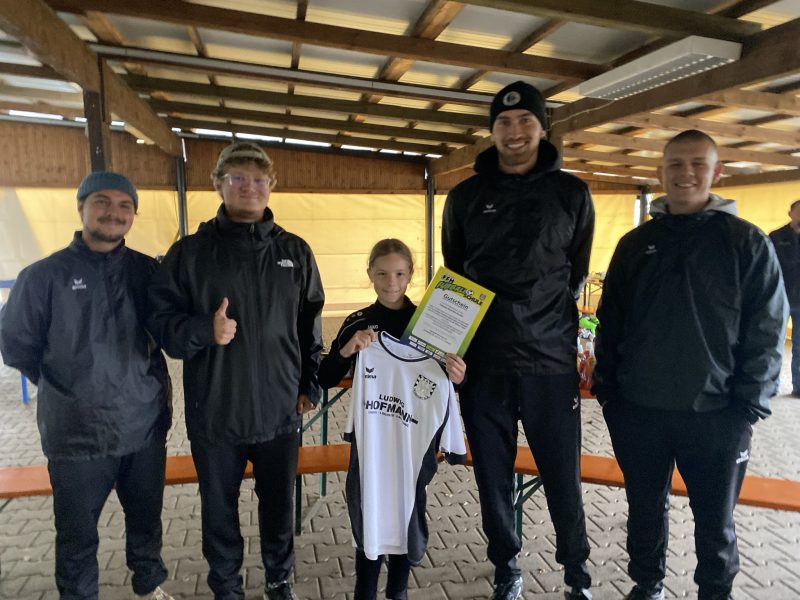 Betreuer und Fair-Play-Kind (ein Mädchen) der FFH Fußballschule 2026 in Mainflingen